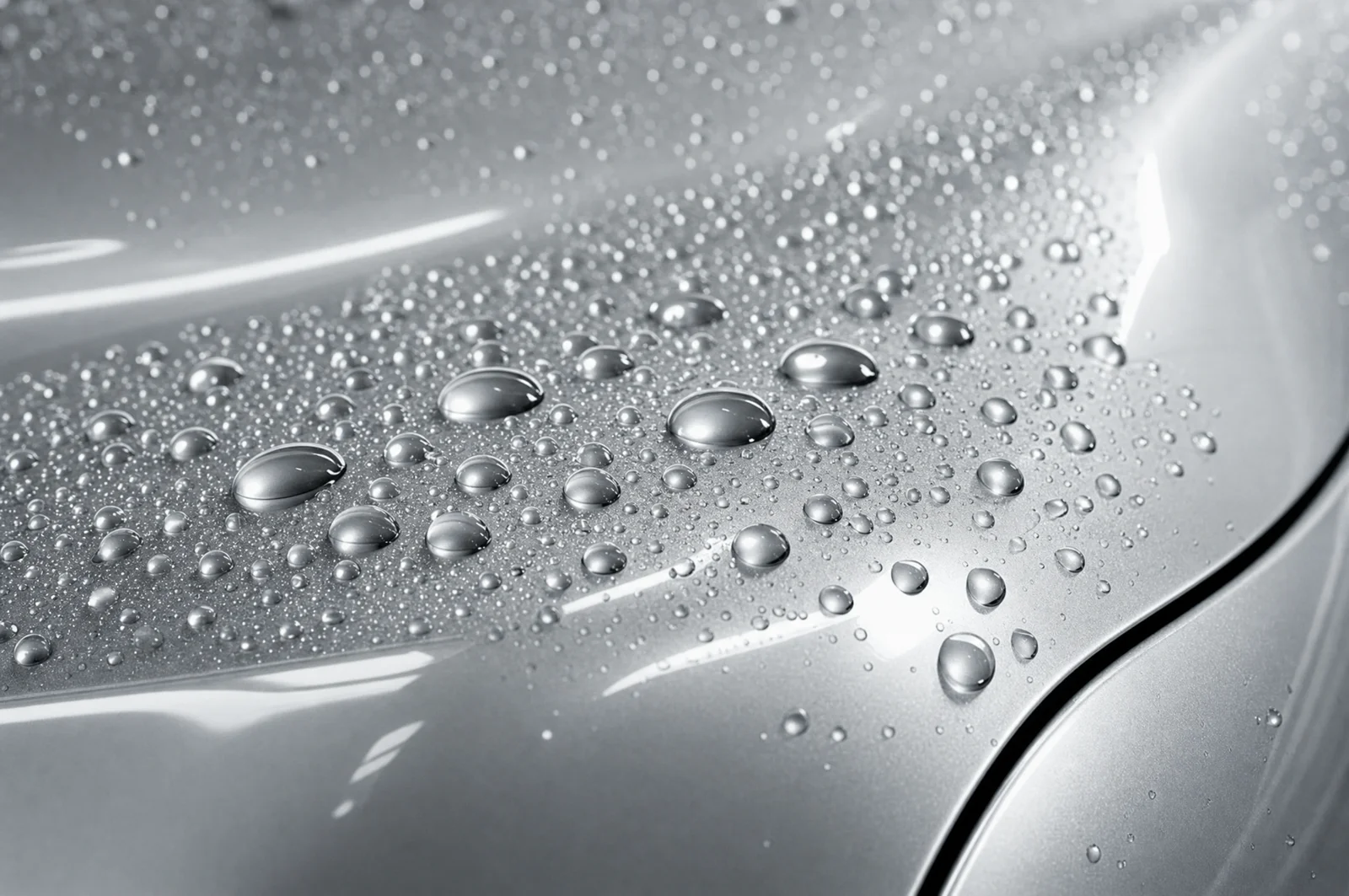 Wassertropfen auf einer keramikbeschichteten silbernen Lackoberfläche